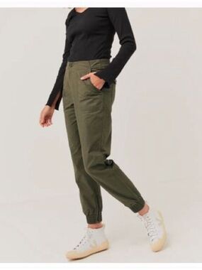 NWT Quince Organic Stretch Cotton Twill Utility Jogger Pants in Olive (8)
